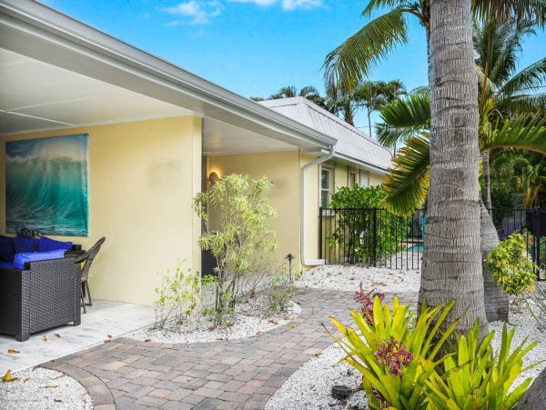 4 Minute walk to the white quartz Beach 2 Bedroom 2 Bath Villa in Siesta Key