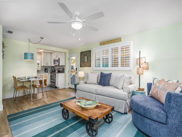 4 Minute walk to the white quartz Beach 2 Bedroom 2 Bath Villa in Siesta Key