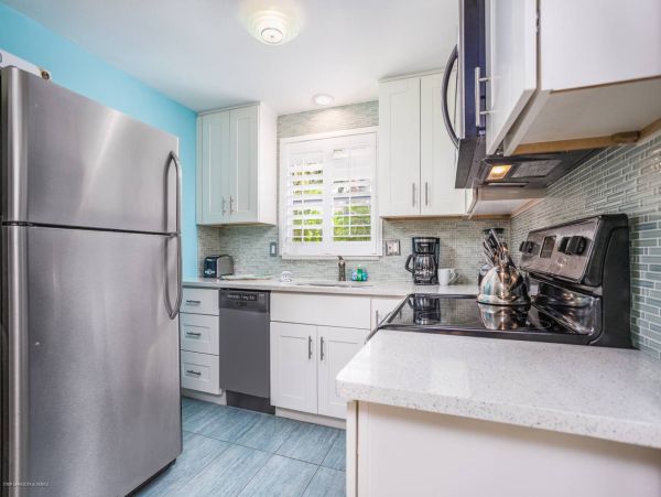 4 Minute walk to the white quartz Beach 2 Bedroom 2 Bath Villa in Siesta Key