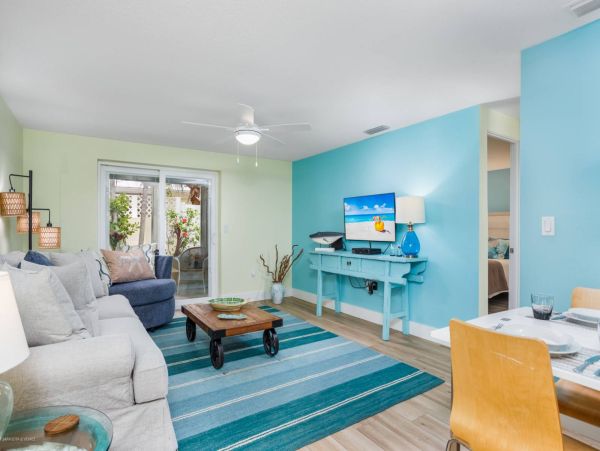 4 Minute walk to the white quartz Beach 2 Bedroom 2 Bath Villa in Siesta Key