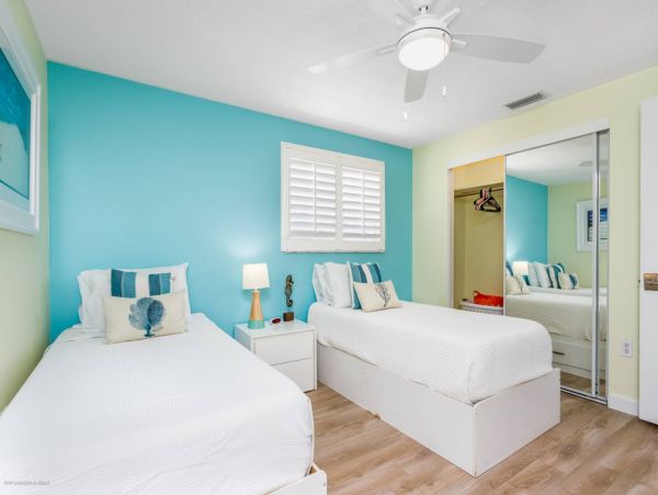 Adorable Two Bedroom Villa 4 Minute Walk to the Beach in Famous Siesta Key