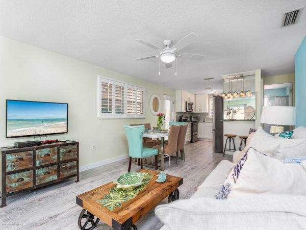 Adorable Two Bedroom Villa 4 Minute Walk to the Beach in Famous Siesta Key