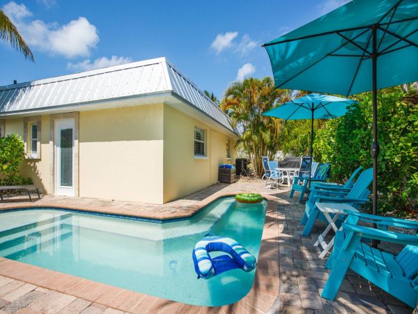 Adorable Two Bedroom Villa 4 Minute Walk to the Beach in Famous Siesta Key