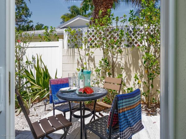 Adorable Two Bedroom Villa 4 Minute Walk to the Beach in Famous Siesta Key