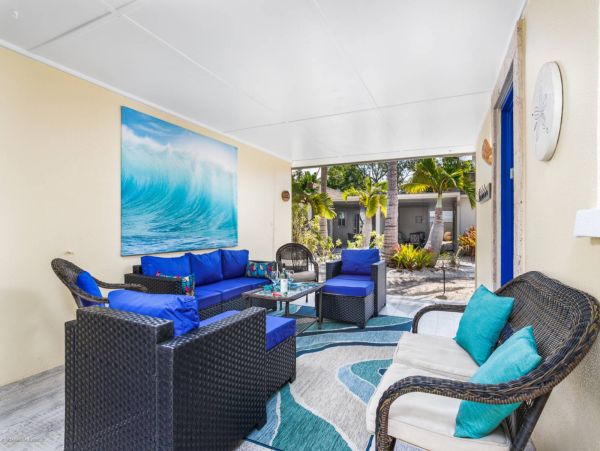Adorable Two Bedroom Villa 4 Minute Walk to the Beach in Famous Siesta Key