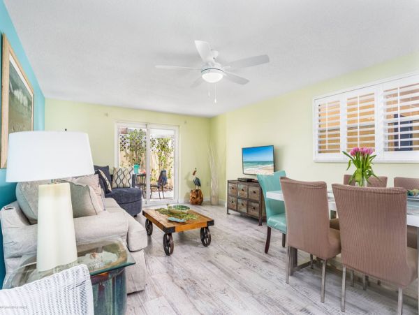 Adorable Two Bedroom Villa 4 Minute Walk to the Beach in Famous Siesta Key