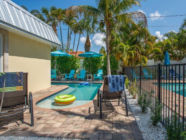 Adorable Two Bedroom Villa 4 Minute Walk to the Beach in Famous Siesta Key