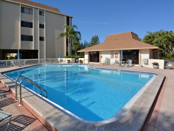 Waterfront Condo in Longboat Key - Two-Bedroom Retreat with Sarasota Bay Views
