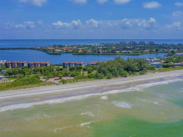 Waterfront Condo in Longboat Key - Two-Bedroom Retreat with Sarasota Bay Views