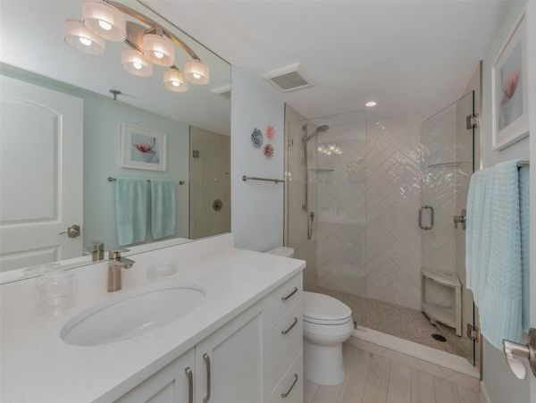 Waterfront Condo in Longboat Key - Two-Bedroom Retreat with Sarasota Bay Views