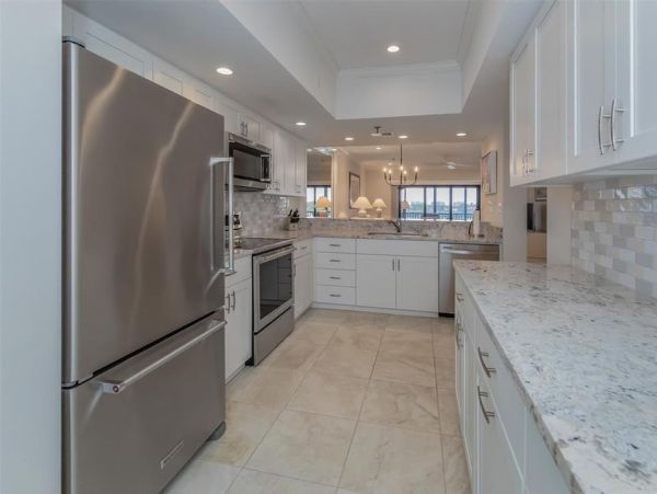 Waterfront Condo in Longboat Key - Two-Bedroom Retreat with Sarasota Bay Views