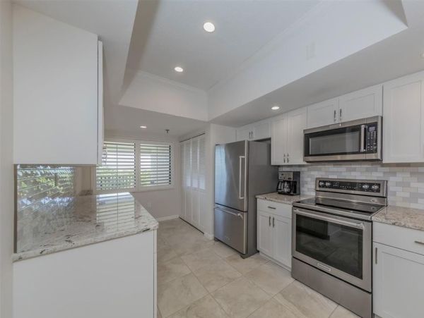 Waterfront Condo in Longboat Key - Two-Bedroom Retreat with Sarasota Bay Views