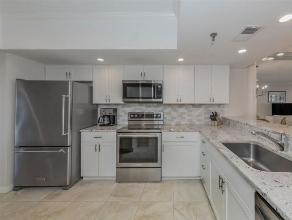 Waterfront Condo in Longboat Key - Two-Bedroom Retreat with Sarasota Bay Views