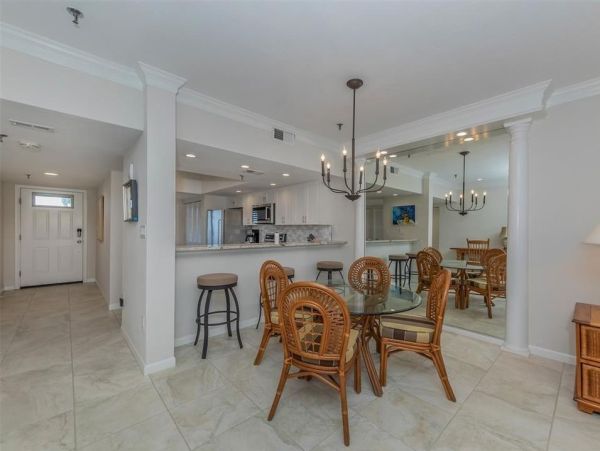 Waterfront Condo in Longboat Key - Two-Bedroom Retreat with Sarasota Bay Views