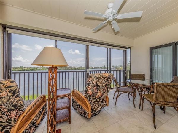 Waterfront Condo in Longboat Key - Two-Bedroom Retreat with Sarasota Bay Views