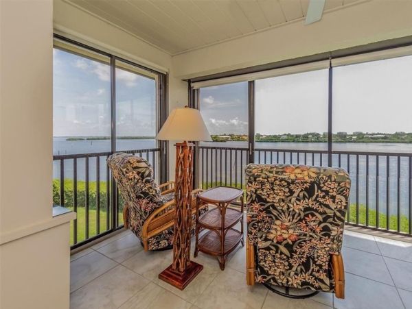 Waterfront Condo in Longboat Key - Two-Bedroom Retreat with Sarasota Bay Views