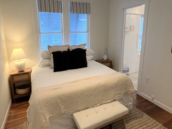Lovely Vacation Cottage in Anna Maria Steps from Beach