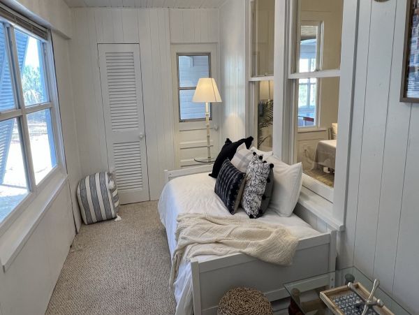 Lovely Vacation Cottage in Anna Maria Steps from Beach