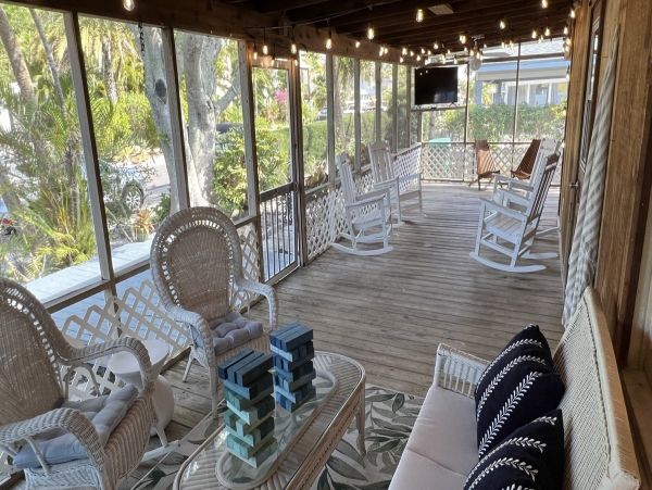 Lovely Vacation Cottage in Anna Maria Steps from Beach