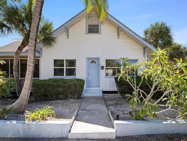 Lovely Vacation Cottage in Anna Maria Steps from Beach