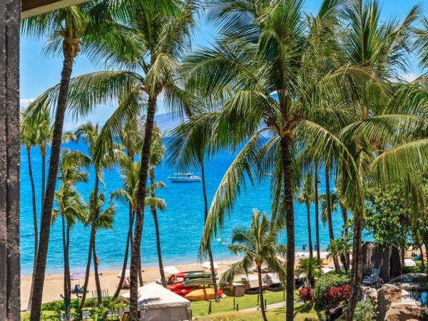 Stunning 2 Bedroom Vacation Rental in Kaanapali with Ocean Views