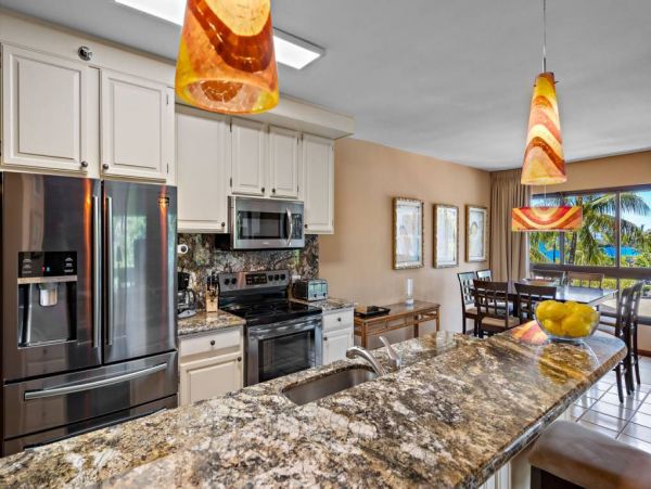 Stunning 2 Bedroom Vacation Rental in Kaanapali with Ocean Views