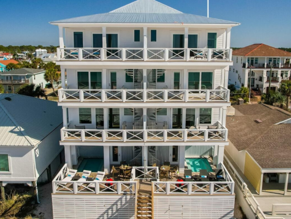 Beachfront Duplex with 5 Bedrooms and Amazing Views
