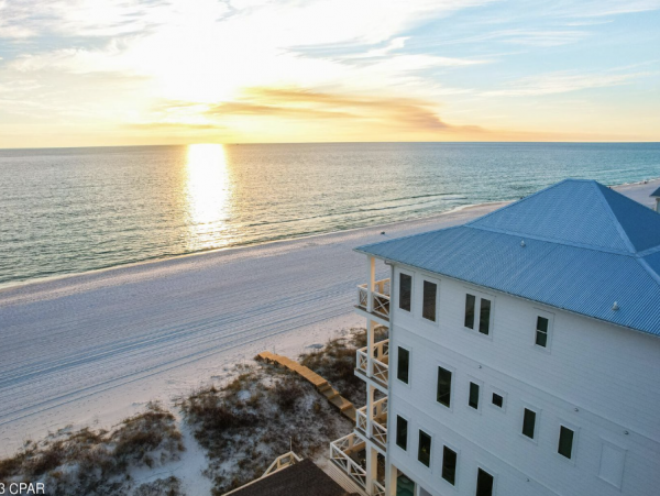 Beachfront Duplex with 5 Bedrooms and Amazing Views