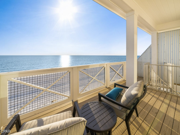 Beachfront Duplex with 5 Bedrooms and Amazing Views