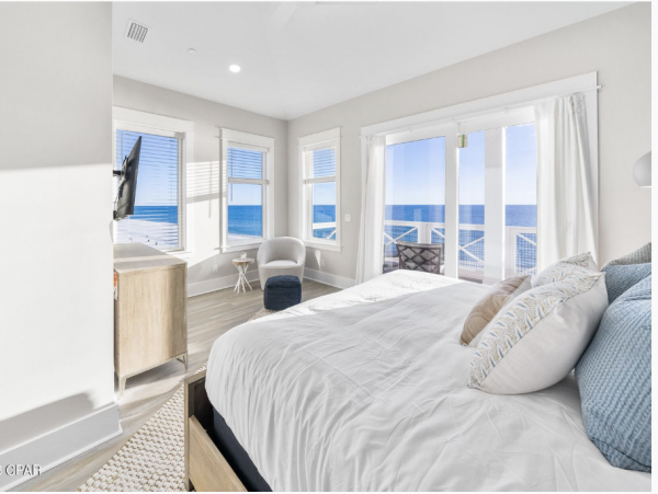 Beachfront Duplex with 5 Bedrooms and Amazing Views