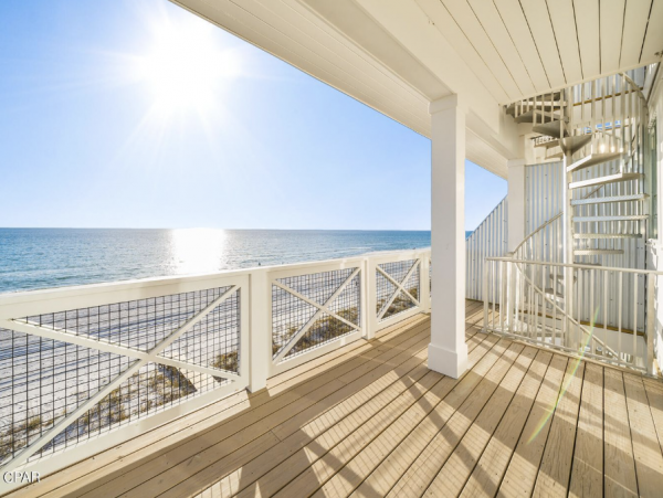 Beachfront Duplex with 5 Bedrooms and Amazing Views