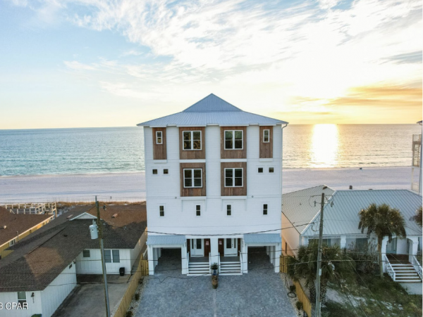 Beachfront Duplex with 5 Bedrooms and Amazing Views