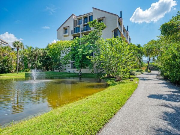 Siesta Key 2 Bedroom Vacation Condo Close to Beach