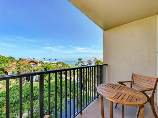Siesta Key 2 Bedroom Vacation Condo Close to Beach
