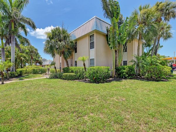 Siesta Key 2 Bedroom Charming Vacation Condo Close to Beach