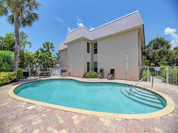 Siesta Key 2 Bedroom Charming Vacation Condo Close to Beach