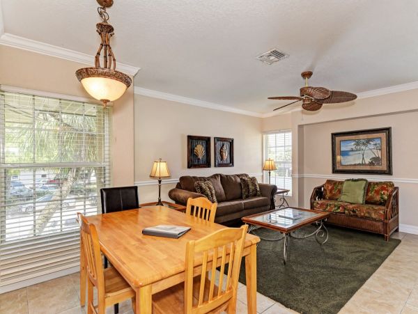 Siesta Key 2 Bedroom Charming Vacation Condo Close to Beach