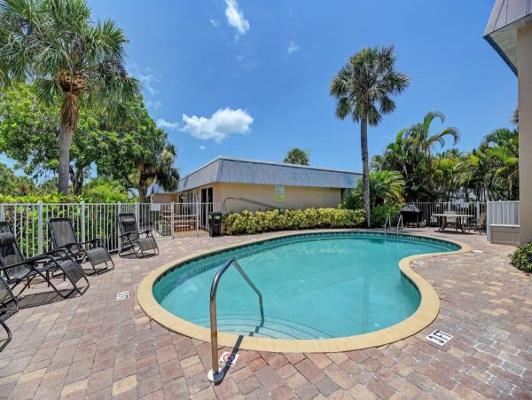 Siesta Key 2 Bedroom Charming Vacation Condo Close to Beach