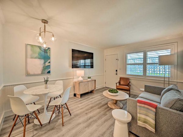 Beautiful Condo in Downtown Naples Across from Beach