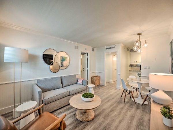 Beautiful Condo in Downtown Naples Across from Beach