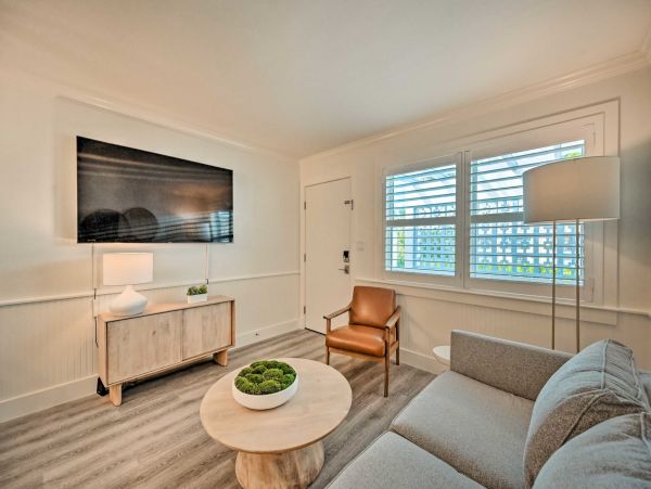 Beautiful Condo in Downtown Naples Across from Beach