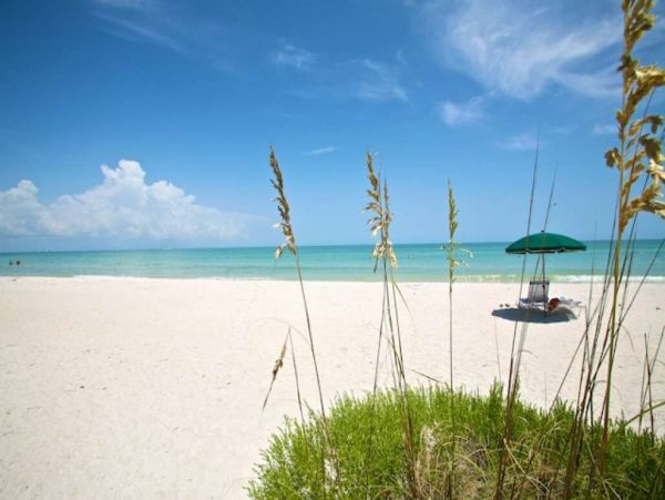 Beautiful Condo in Downtown Naples Across from Beach