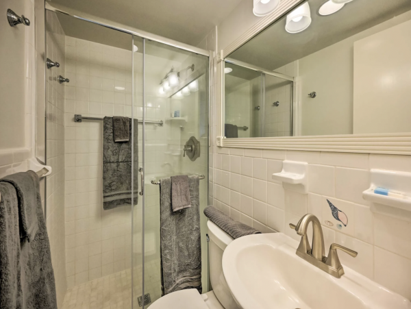 Beautiful Condo in Downtown Naples Across from Beach