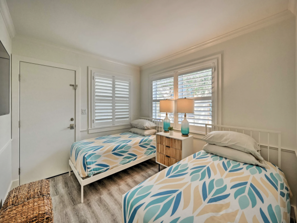 Beautiful Condo in Downtown Naples Across from Beach