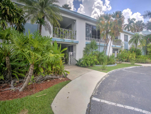 Beautiful Condo in Downtown Naples Across from Beach