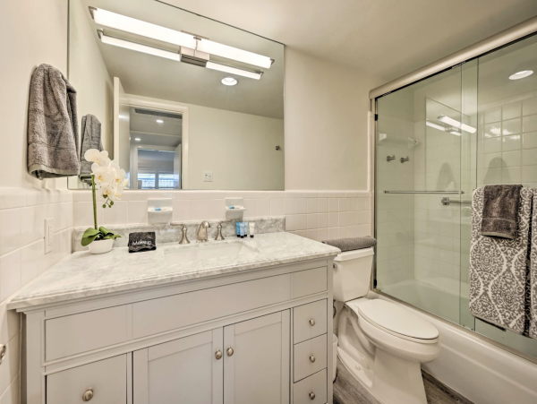 Beautiful Condo in Downtown Naples Across from Beach