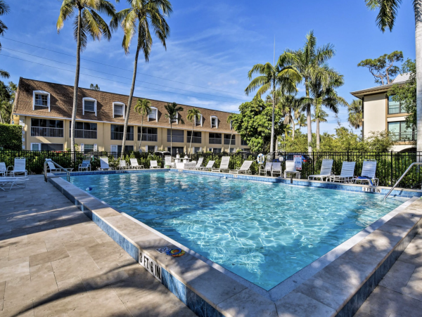 Beautiful Condo in Downtown Naples Across from Beach