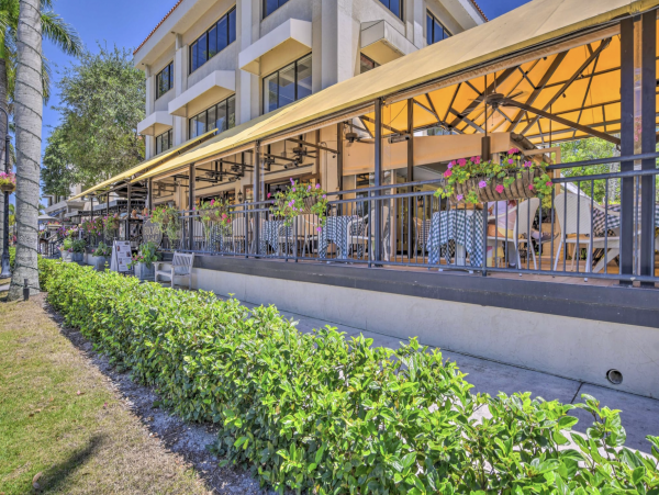 Beautiful Condo in Downtown Naples Across from Beach