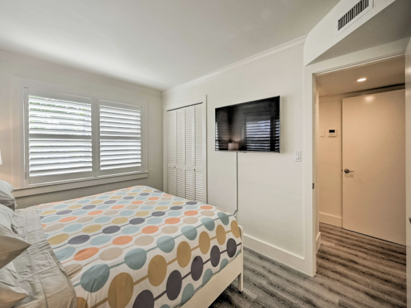 Beautiful Condo in Downtown Naples Across from Beach