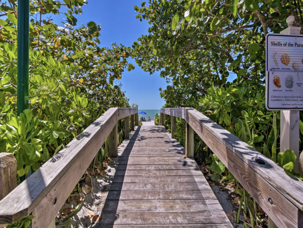 Beautiful Condo in Downtown Naples Across from Beach